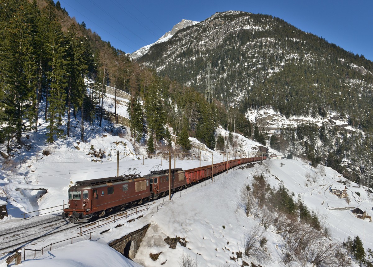 Re 425 172 + Re 425 175 mit 49005 am 11.02.2015 oberhalb von Wassen. 