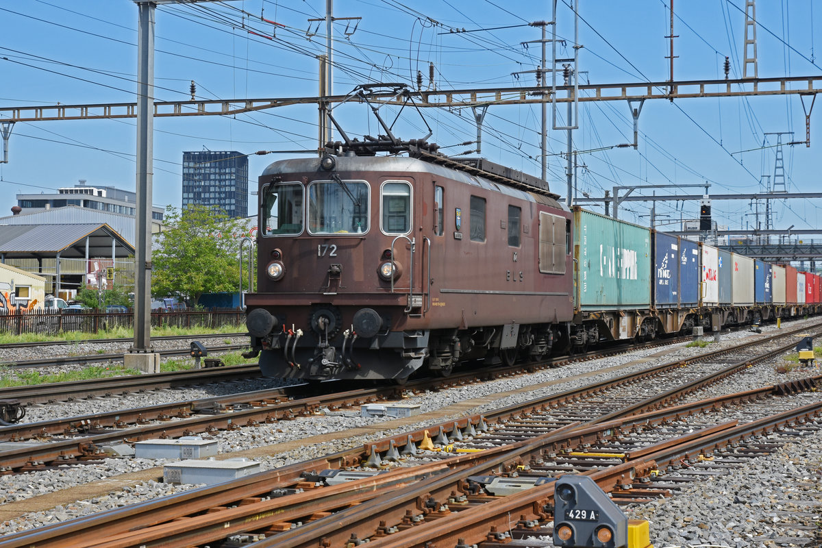 Re 425 172 der BLS durchfährt den Bahnhof Pratteln. Die Aufnahme stammt vom 06.05.2020.