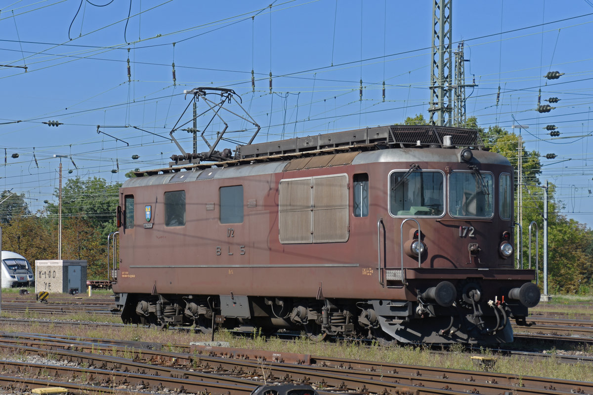 Re 425 172 der BLS durchfährt solo den badischen Bahnhof. Die Aufnahme stammt vom 09.09.2020.