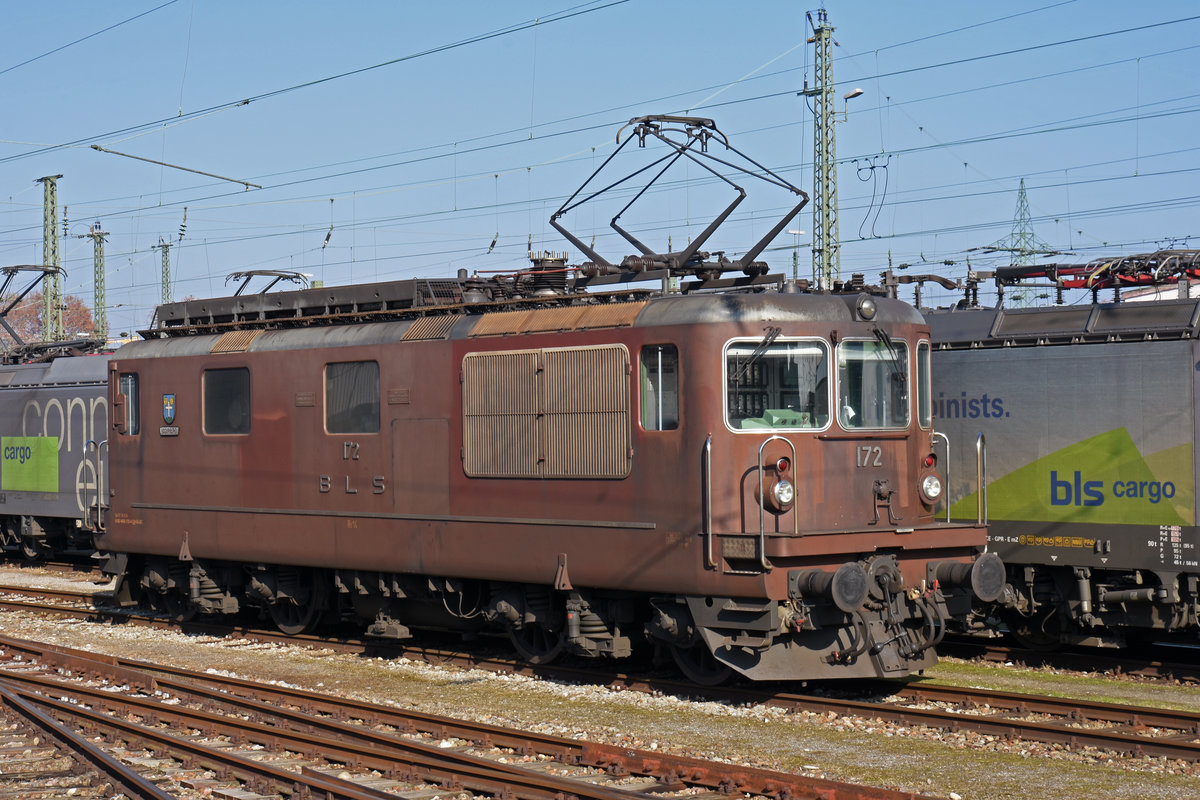 Re 425 172 der BLS steht in der Abstellanlage beim badischen Bahnhof. Die Aufnahme stammt vom 05.02.2019.