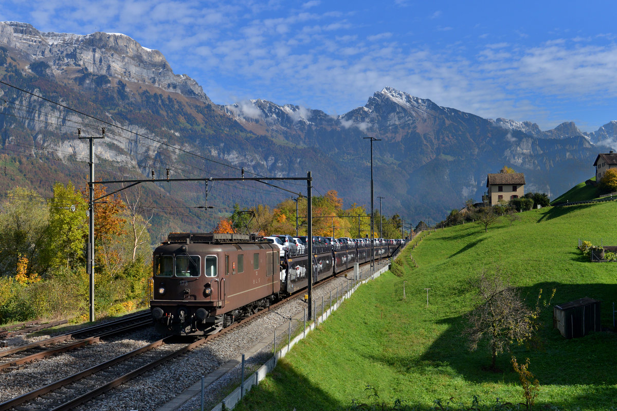 Re 425 173 mit einem Autozug am 22.10.2016 bei Unterterzen. 