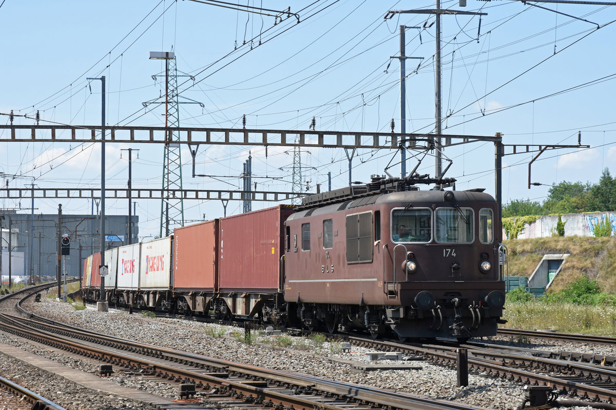 Re 425 174 der BLS durchfährt den Bahnhof Pratteln. Die Aufnahme stammt vom 18.07.2018.