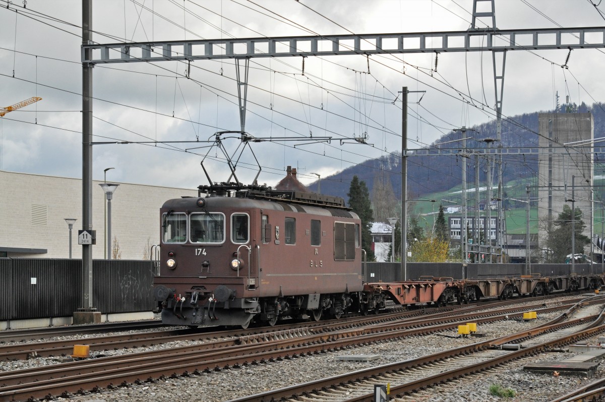 Re 425 174 der BLS durchfährt den Bahnhof Sissach. Die Aufnahme stammt vom 23.11.2015.