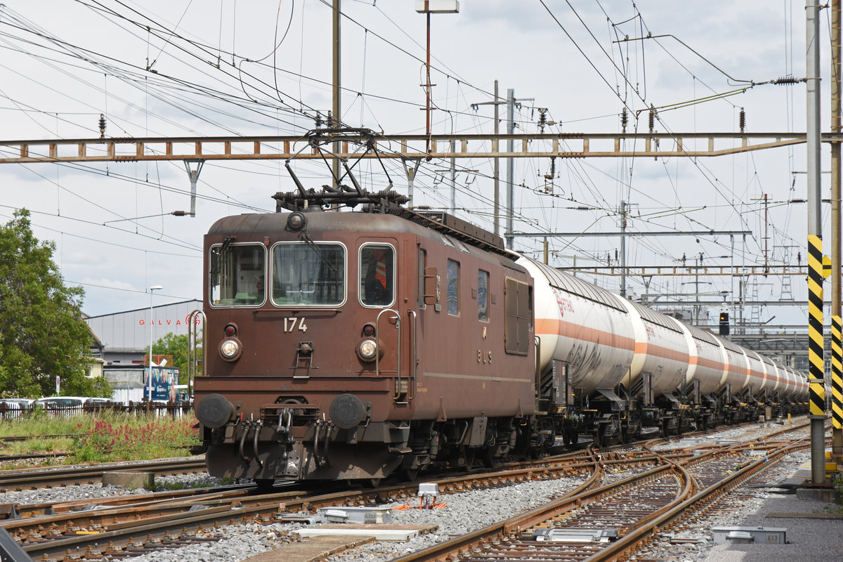 Re 425 174 durchfährt den Bahnhof Pratteln. Die Aufnahme stammt vom 27.05.2019.