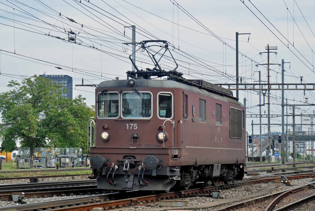 Re 425 175 der BLS durchfährt solo den Bahnhof Pratteln. Die Aufnahme stammt vom 28.09.2017.