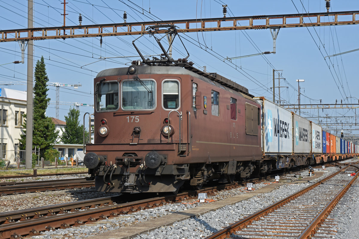 Re 425 175 der BLS durchfährt den Bahnhof Pratteln. Die Aufnahme stammt vom 27.08.2019.