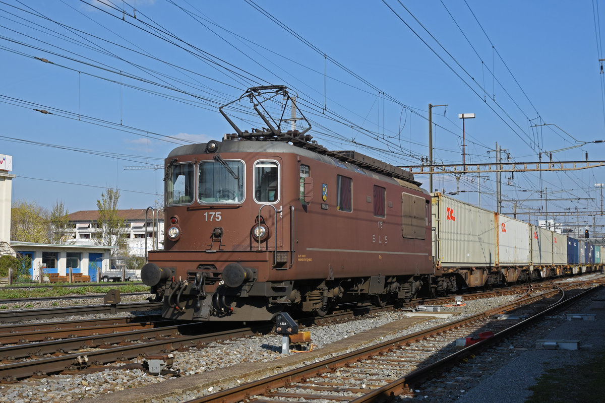 Re 425 175 der BLS durchfährt den Bahnhof Pratteln. Die Aufnahme stammt vom 25.03.2020.