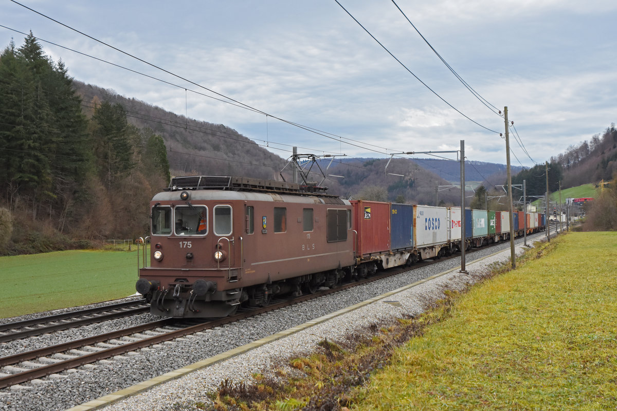 Re 425 175 der BLS fährt Richtung Bahnhof Gelterkinden. Die Aufnahme stammt vom 23.12.2020.