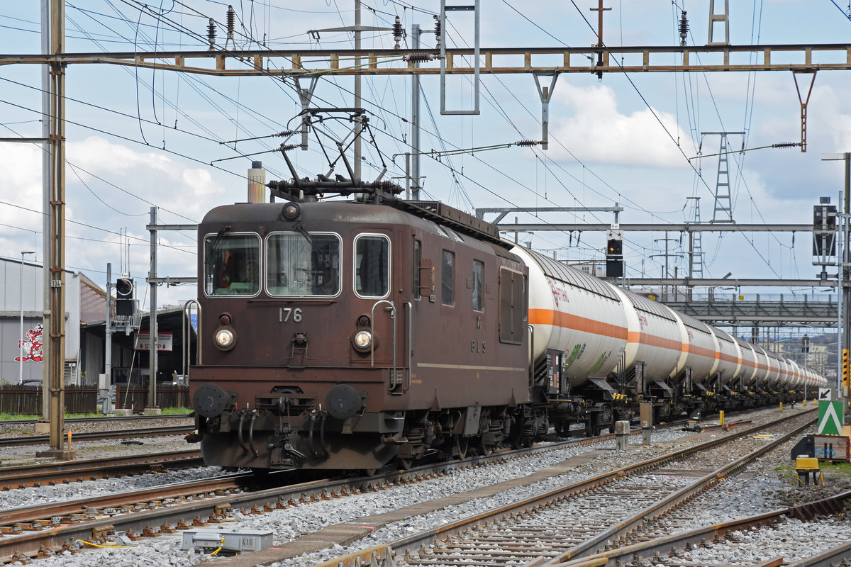 Re 425 176 der BLS durchfährt den Bahnhof Pratteln. Die Aufnahme stammt vom 08.04.2019.
