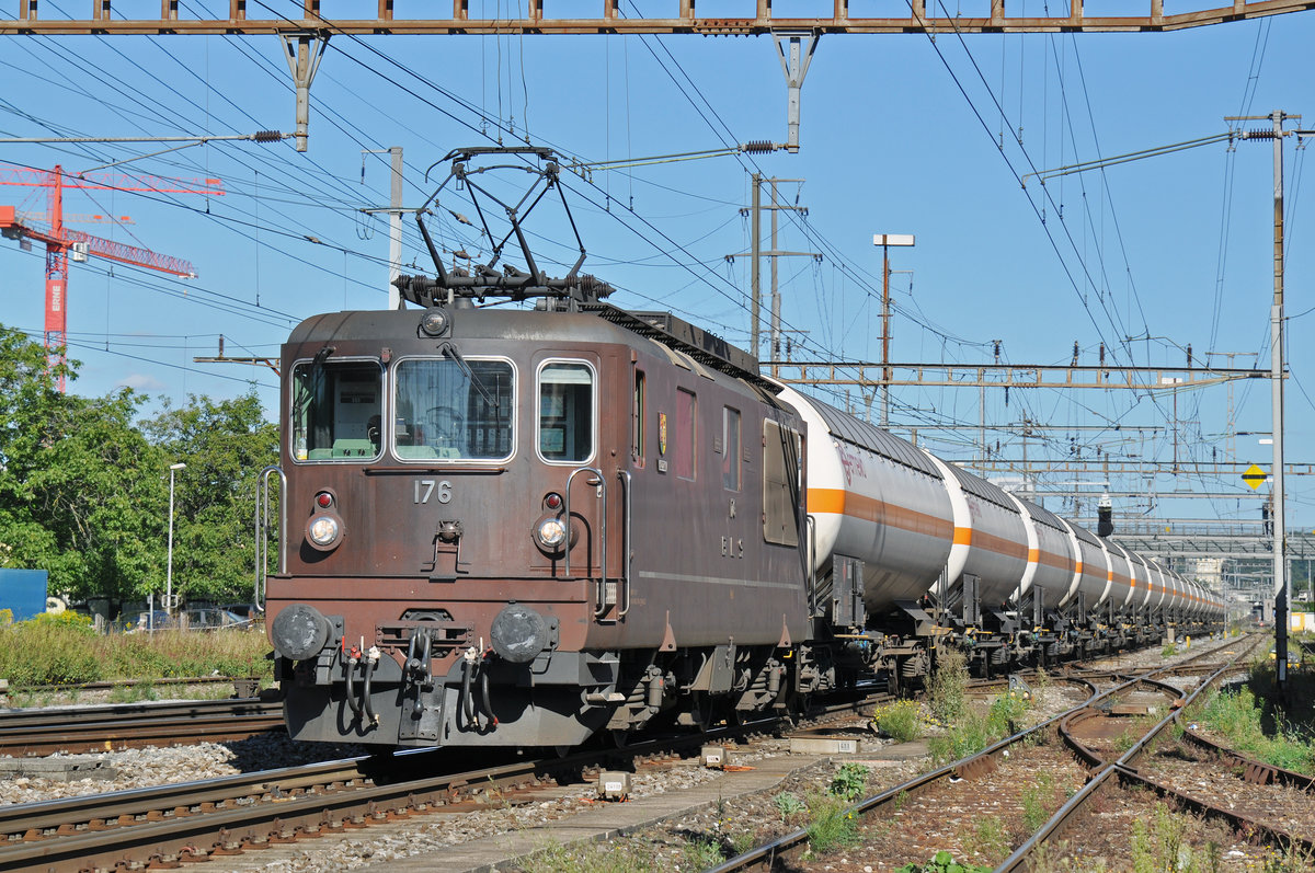 Re 425 176 durchfährt den Bahnhof Pratteln. Das abzweigende Gleis führt auf eine Strasse und in ein Industriegebiet, von wo aus auch diese Aufnahme am 22.08.2016 entstand.