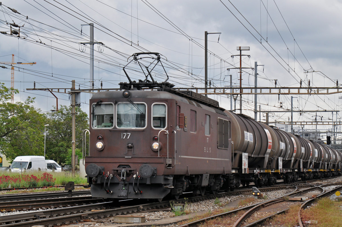 Re 425 177 der BLS durchfährt den Bahnhof Pratteln. Die Aufnahme stammt vom 24.05.2016.