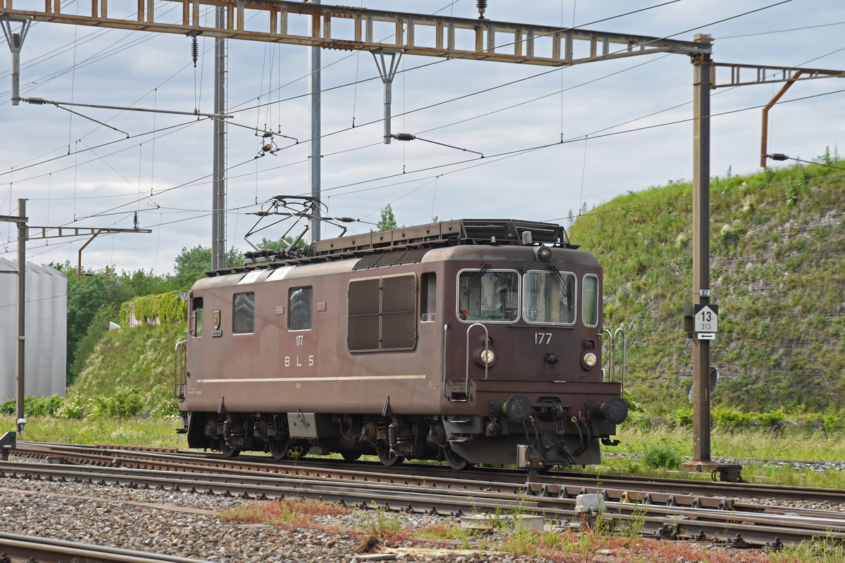 Re 425 177 wird auf einem Nebengleis beim Bahnhof Pratteln abgestellt. Die Aufnahme stammt vom 27.05.2019.