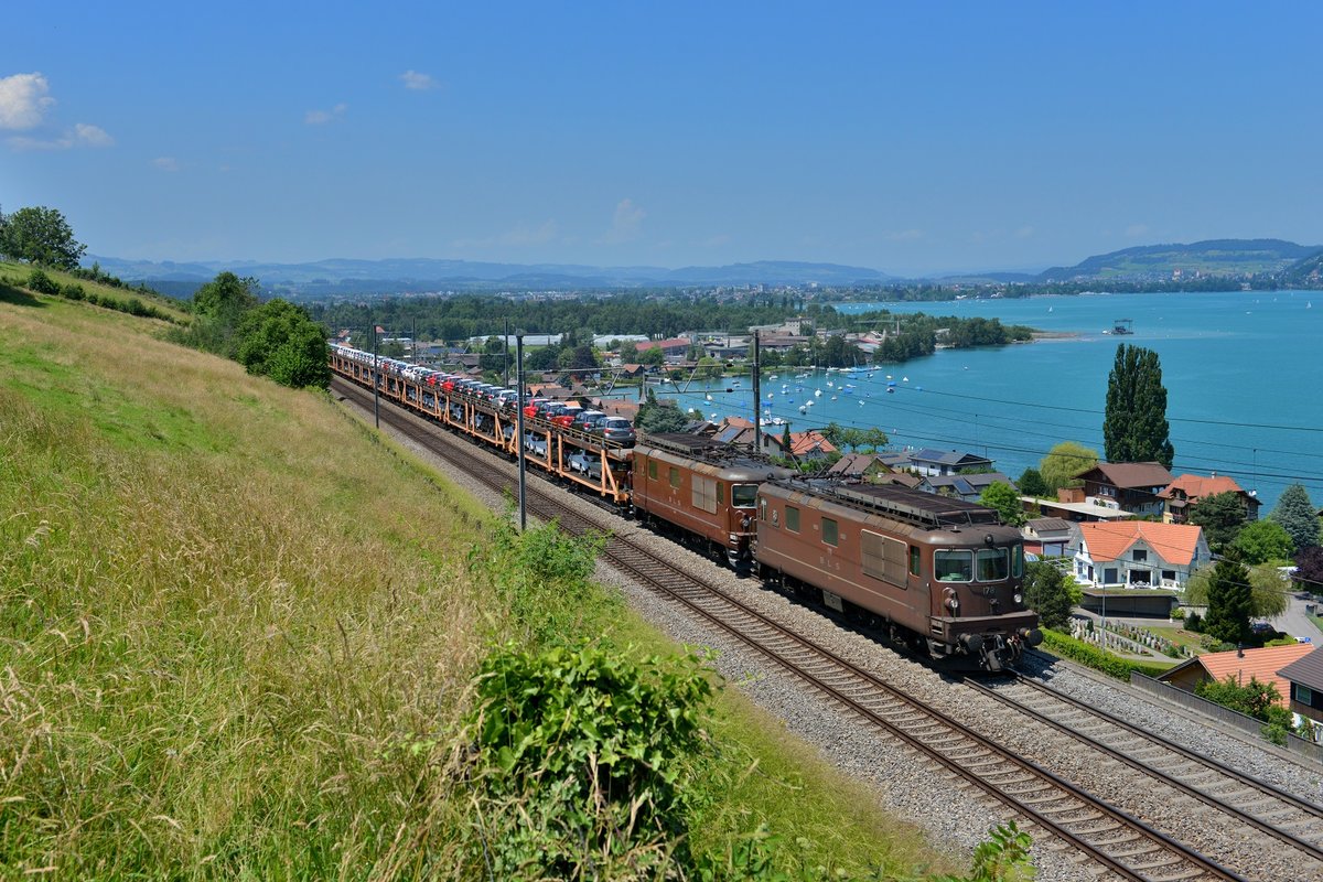 Re 425 178 + Re 425 165 mit einem Autozug am 24.06.2016 bei Einigen.