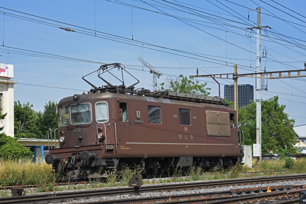 Re 425 178 der BLS durchfährt solo den Bahnhof Pratteln. Die Aufnahme stammt vom 22.07.2019.