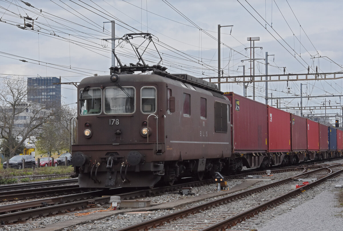 Re 425 178 der BLS durchfährt den Bahnhof Pratteln. Die Aufnahme stammt vom 19.04.2021.
