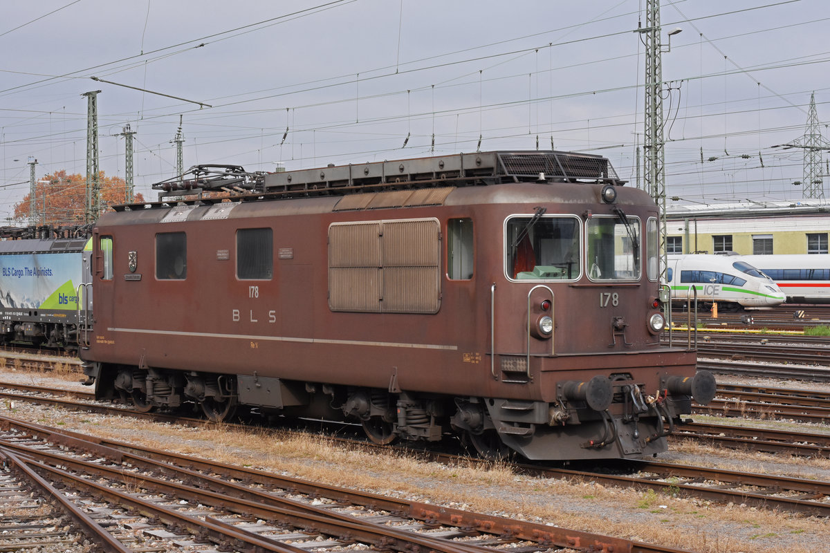 Re 425 178 der BLS steht in der Abstellanlage beim badischen Bahnhof. Die Aufnahme stammt vom 05.11.2020.