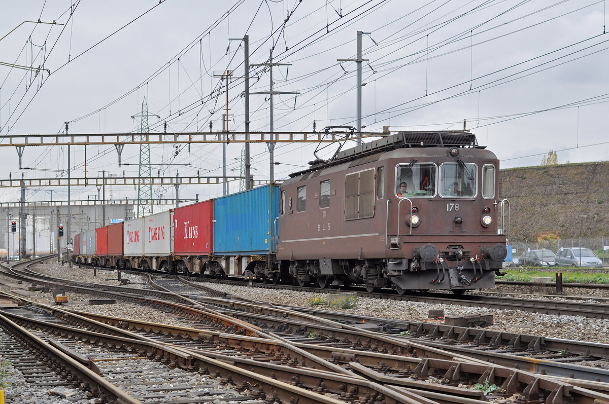 Re 425 178 durchfährt den Bahnhof Pratteln. Die Aufnahme stammt vom 08.11.2017.
