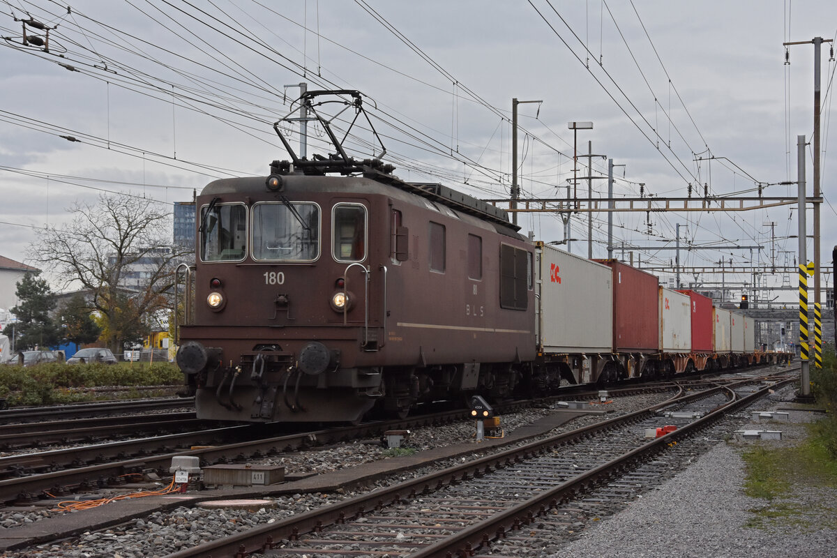 Re 425 180 der BLS durchfährt den Bahnhof Pratteln. Die Aufnahme stammt vom 03.11.2021.