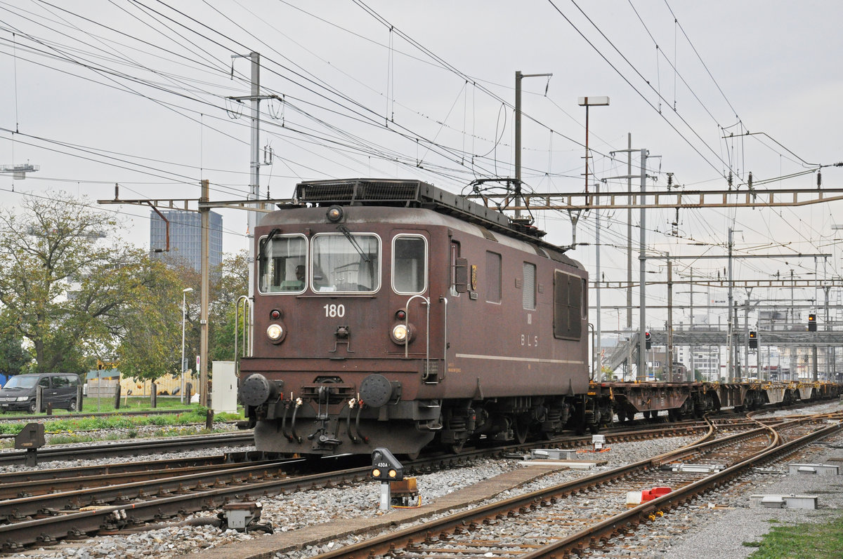 Re 425 180 durchfährt den Bahnhof Pratteln. Die Aufnahme stammt vom 23.10.2019.