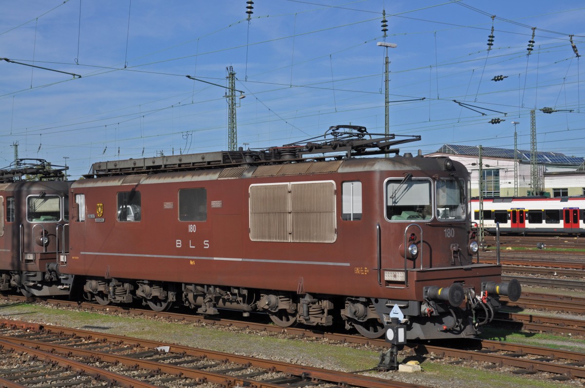 Re 425 180 wartet am Badischen Bahnhof auf den nächsten Einsatz. Die Aufnahme stammt vom 19.10.2014.