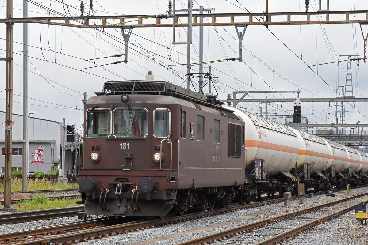 Re 425 181 der BLS durchfährt den Bahnhof Pratteln. Die Aufnahme stammt vom 11.06.2019.