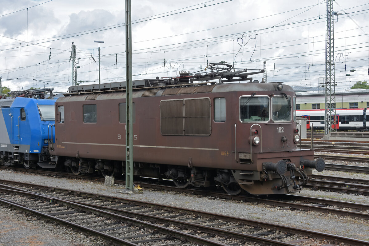 Re 425 182 der BLS steht in der Abstellanlage beim badischen Bahnhof. Die Aufnahme stammt vom 10.09.2022.