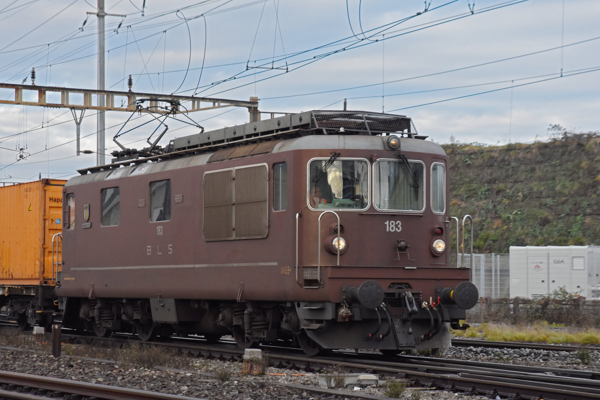 Re 425 183 der BLS durchfährt den Bahnhof Pratteln. Die Aufnahme stammt vom 16.12.2020.