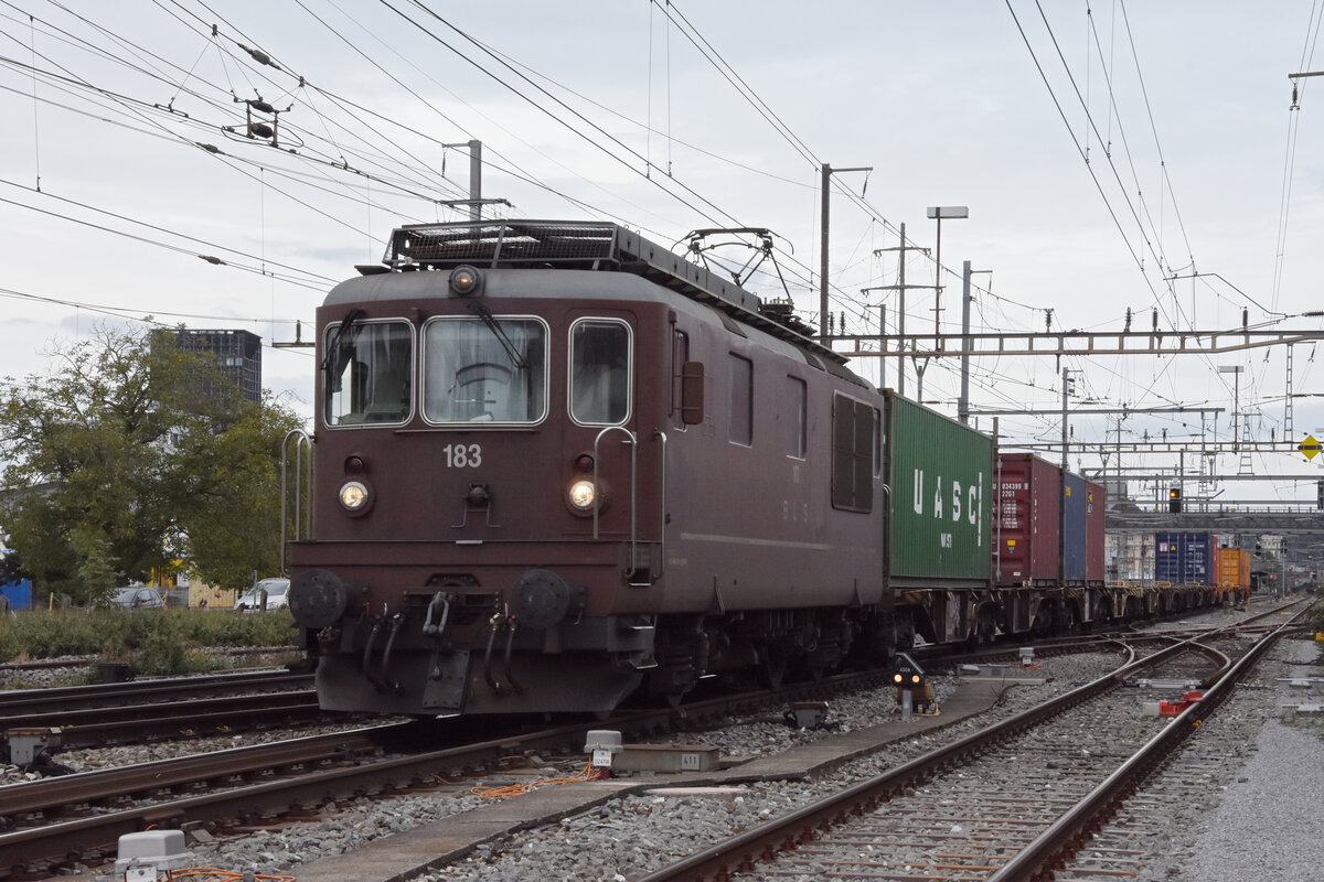 Re 425 183 der BLS durchfährt den Bahnhof Pratteln. Die Aufnahme stammt vom 20.09.2021.