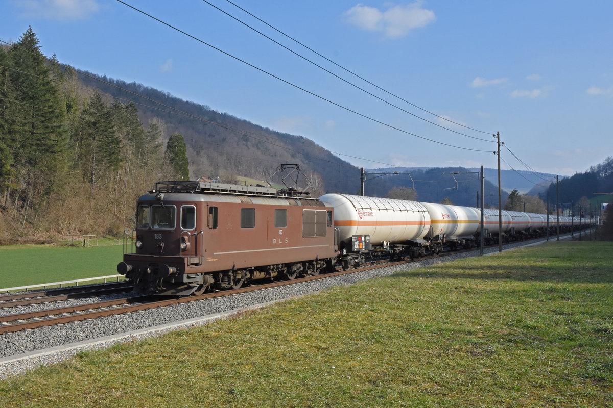 Re 425 183 der BLS fährt Richtung Bahnhof Gelterkinden. Die Aufnahme stammt vom 08.03.2021.
