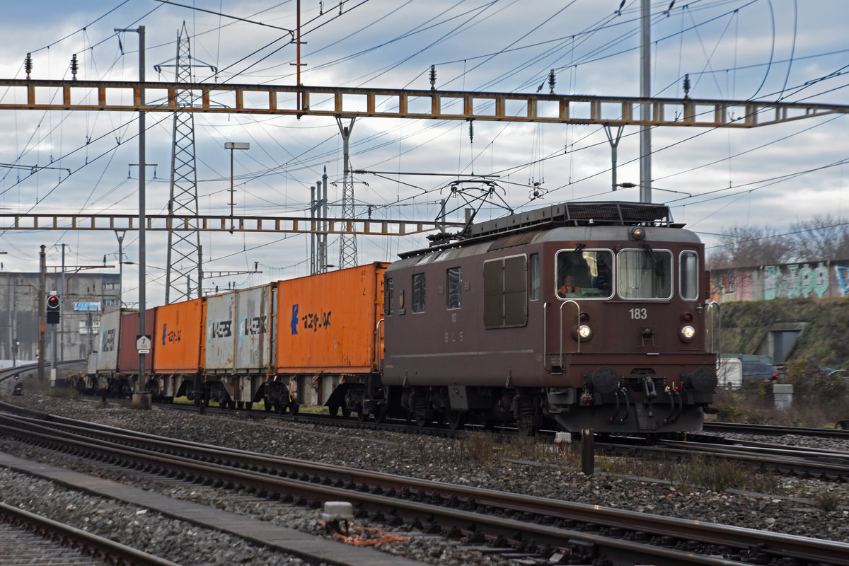 Re 425 183 durchfährt den Bahnhof Pratteln. Die Aufnahme stammt vom 16.12.2020.