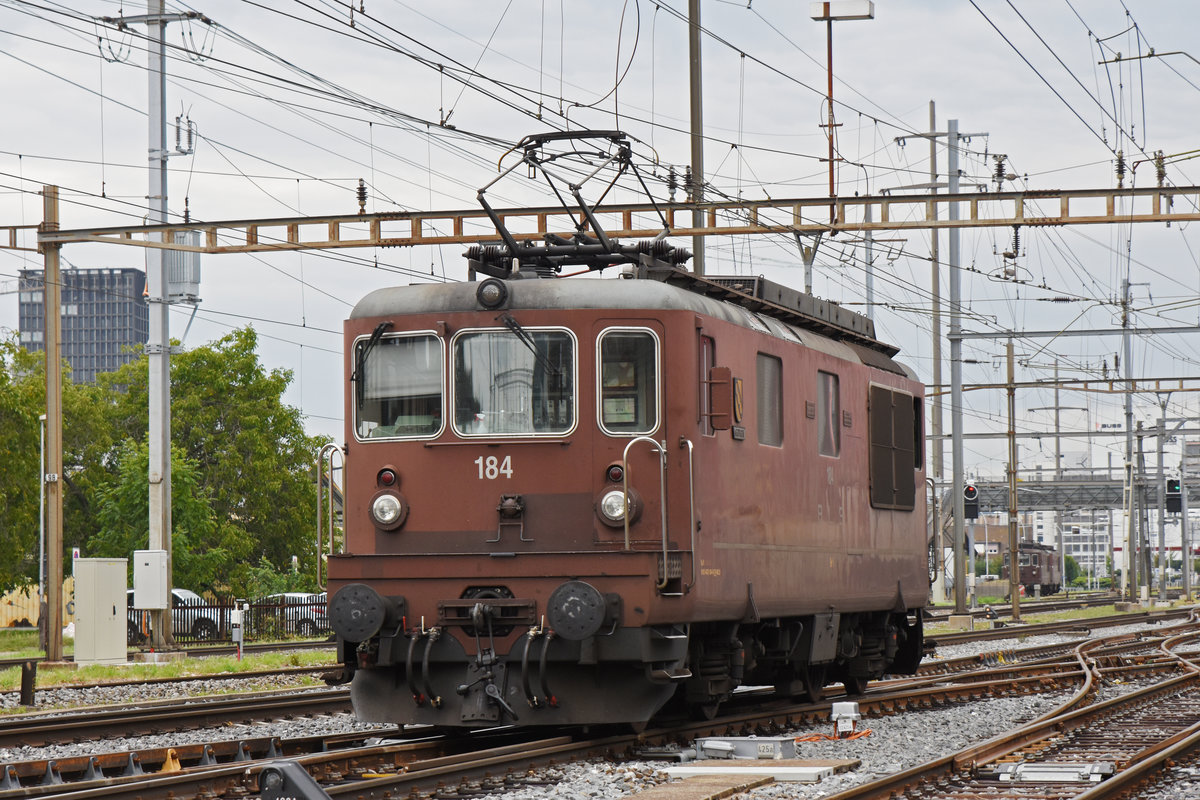 Re 425 184 der BLS durchfährt den Bahnhof Pratteln. Sie Aufnahme stammt vom 06.09.2019.