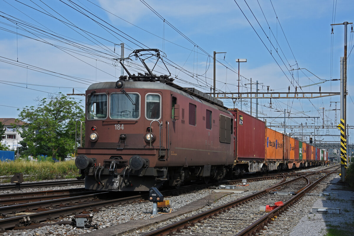 Re 425 184 der BLS durchfährt den Bahnhof Pratteln. Die Aufnahme stammt vom 23.07.2021.