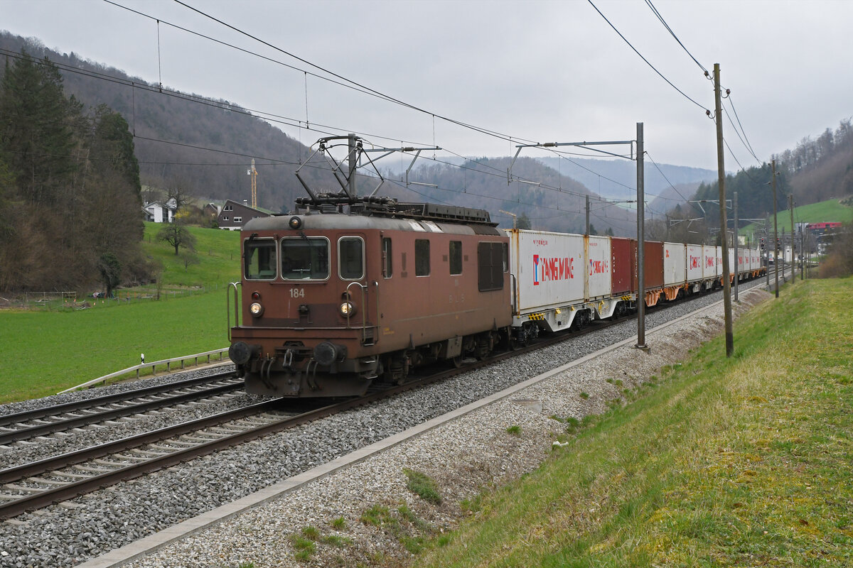 Re 425 184 der BLS fährt am 04.03.2024 Richtung Bahnhof Gelterkinden.