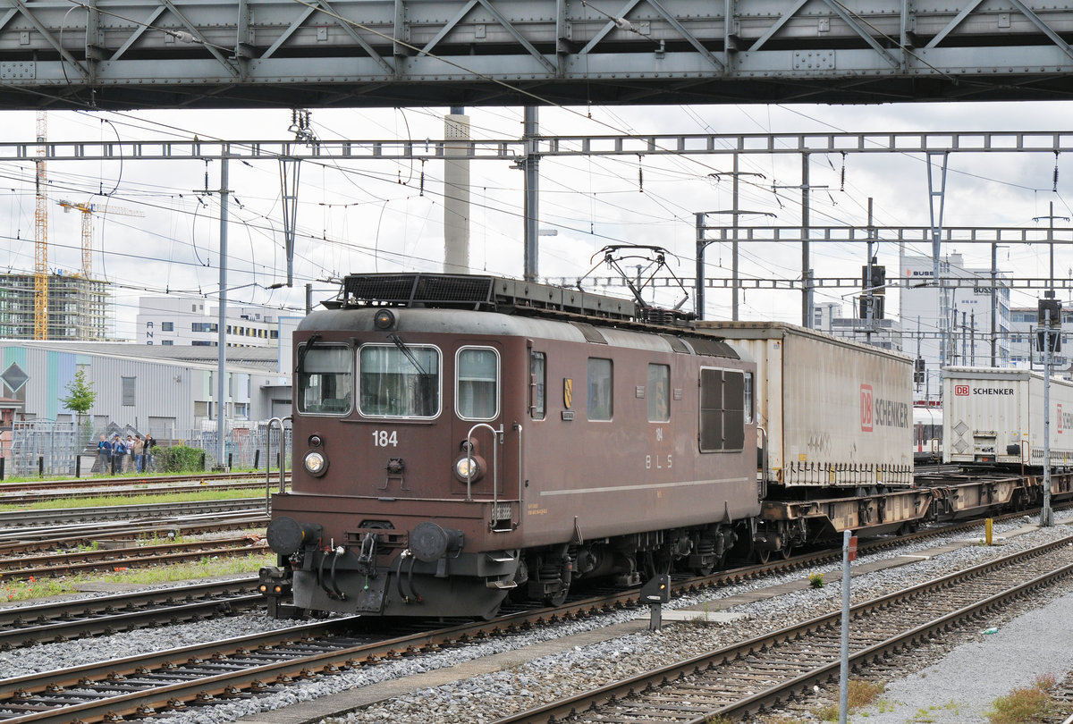 Re 425 184 durchfährt den Bahnhof Pratteln. Die Aufnahme stammt vom 18.06.2016.