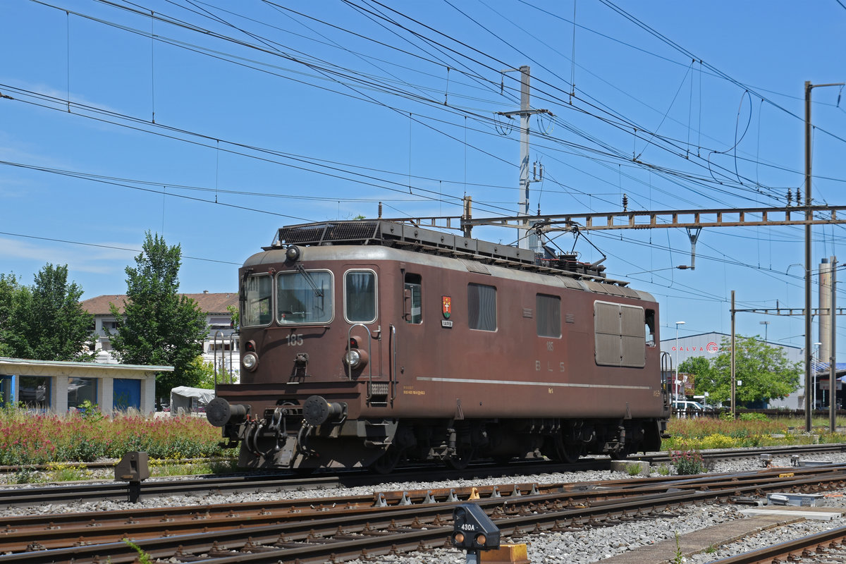 Re 425 185 der BLS durchfährt den Bahnhof Pratteln. Die Aufnahme stammt vom 12.06.2020.