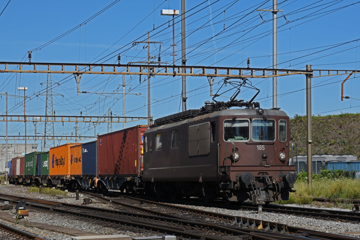 Re 425 185 der BLS durchfährt den Bahnhof Pratteln. Die Aufnahme stammt vom 08.07.2020.