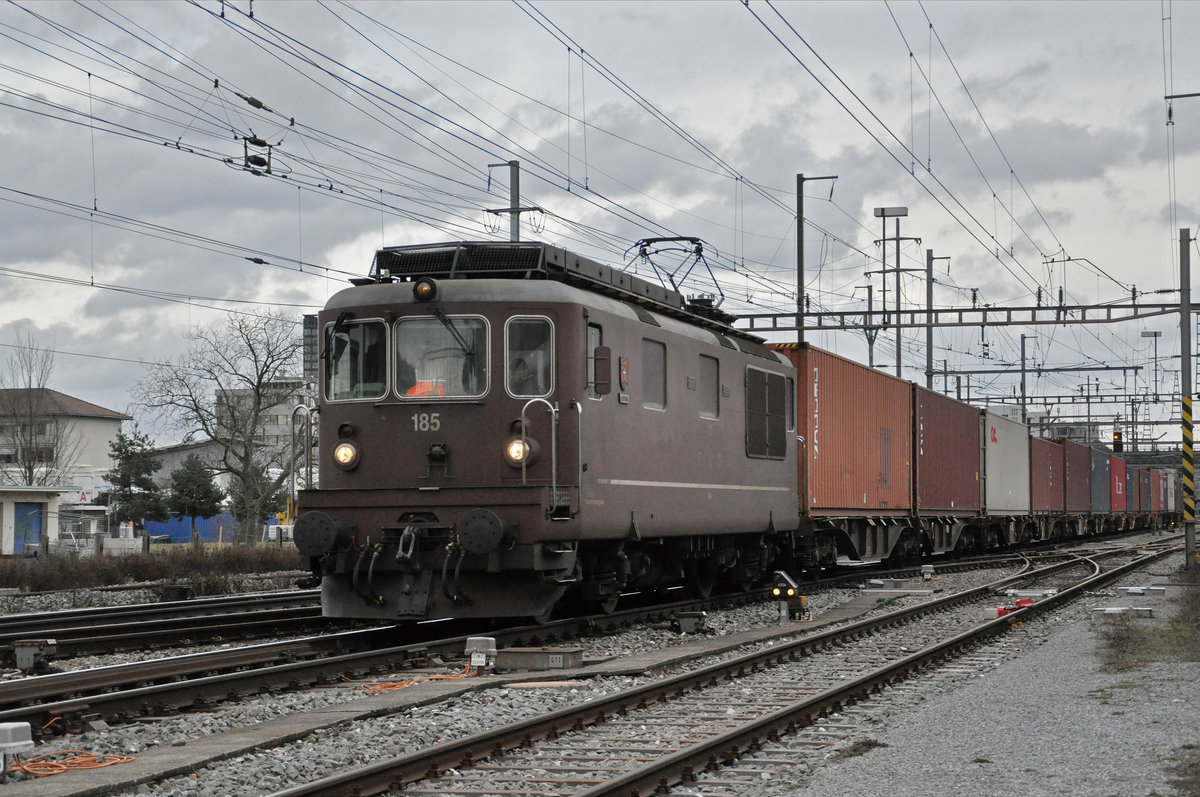 Re 425 185 der BLS durchfährt den Bahnhof Pratteln. Die Aufnahme stammt vom 13.01.2021.