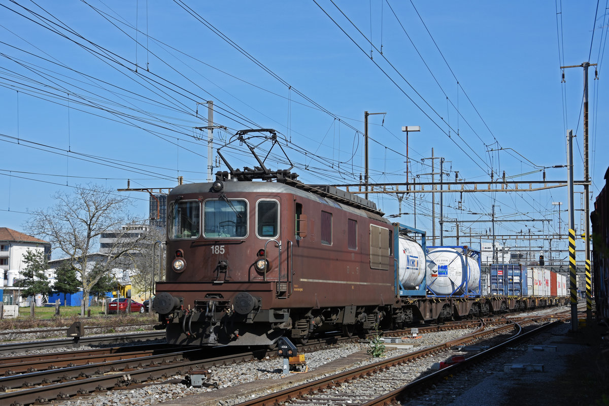 Re 425 185 der BLS durchfährt den Bahnhof Pratteln. Die Aufnahme stammt vom 29.03.2021.