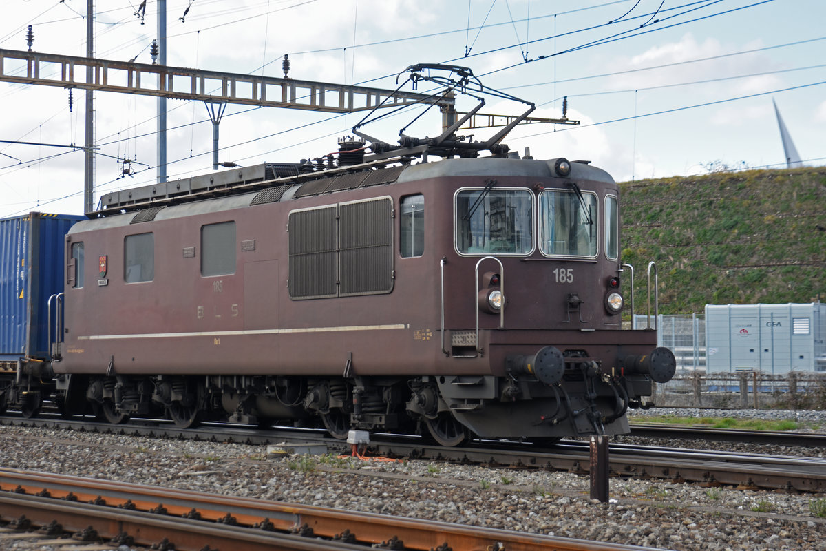 Re 425 185 durchfährt den Bahnhof Pratteln. Die Aufnahme stammt vom 04.03.2020.