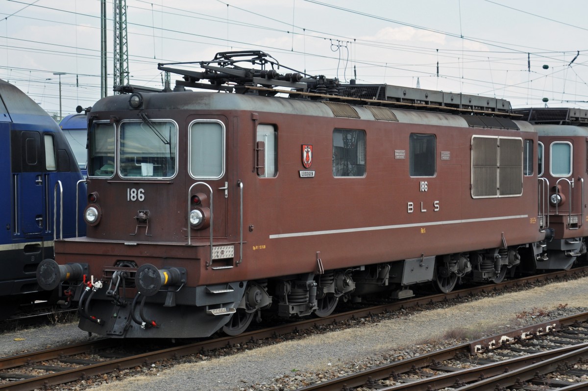 Re 425 186 der BLS abgestellt am Badischen Bahnhof in Basel. Die Aufnahme stammt vom 02.06.2014.