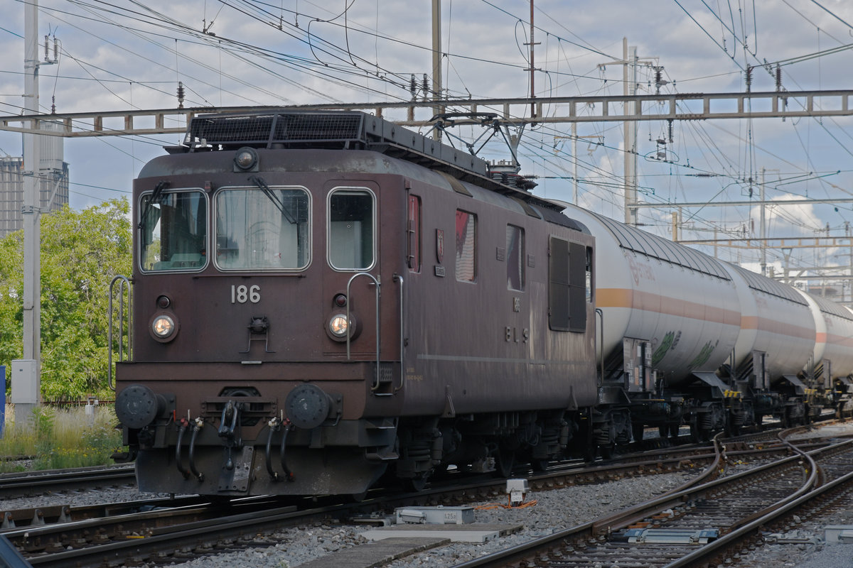 Re 425 186 der BLS durchfährt den Bahnhof Pratteln. Die Aufnahme stammt vom 22.06.2020.