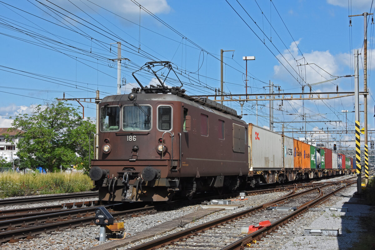 Re 425 186 der BLS durchfährt den Bahnhof Pratteln. Die Aufnahme stammt vom 09.07.2021.