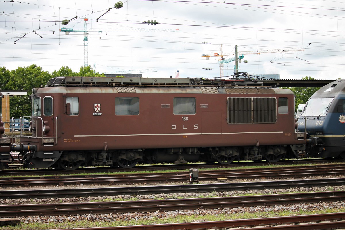 Re 425 188 von BLS Cargo am 29.07.2014 abgestellt in Basel Bad Bf und wartet auf ihren neuen Einsatz.
