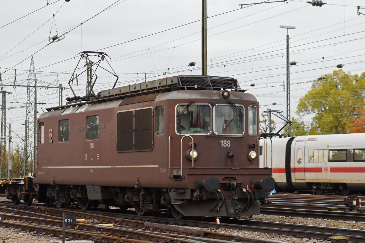 Re 425 188 wird in der Abstellanlage beim badischen Bahnhof abgestellt. Die Aufnahme stammt vom 08.11.2019.