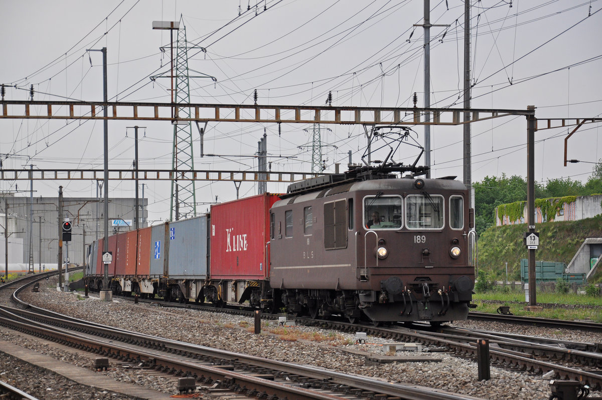 Re 425 189 der BLS durchfährt den Bahnhof Pratteln. Die Aufnahme stammt vom 04.05.2018.