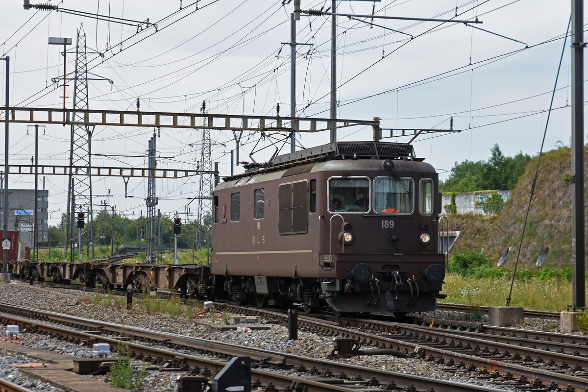 Re 425 189 der BLS durchfährt den Bahnhof Pratteln. Die Aufnahme stammt vom 22.07.2019.
