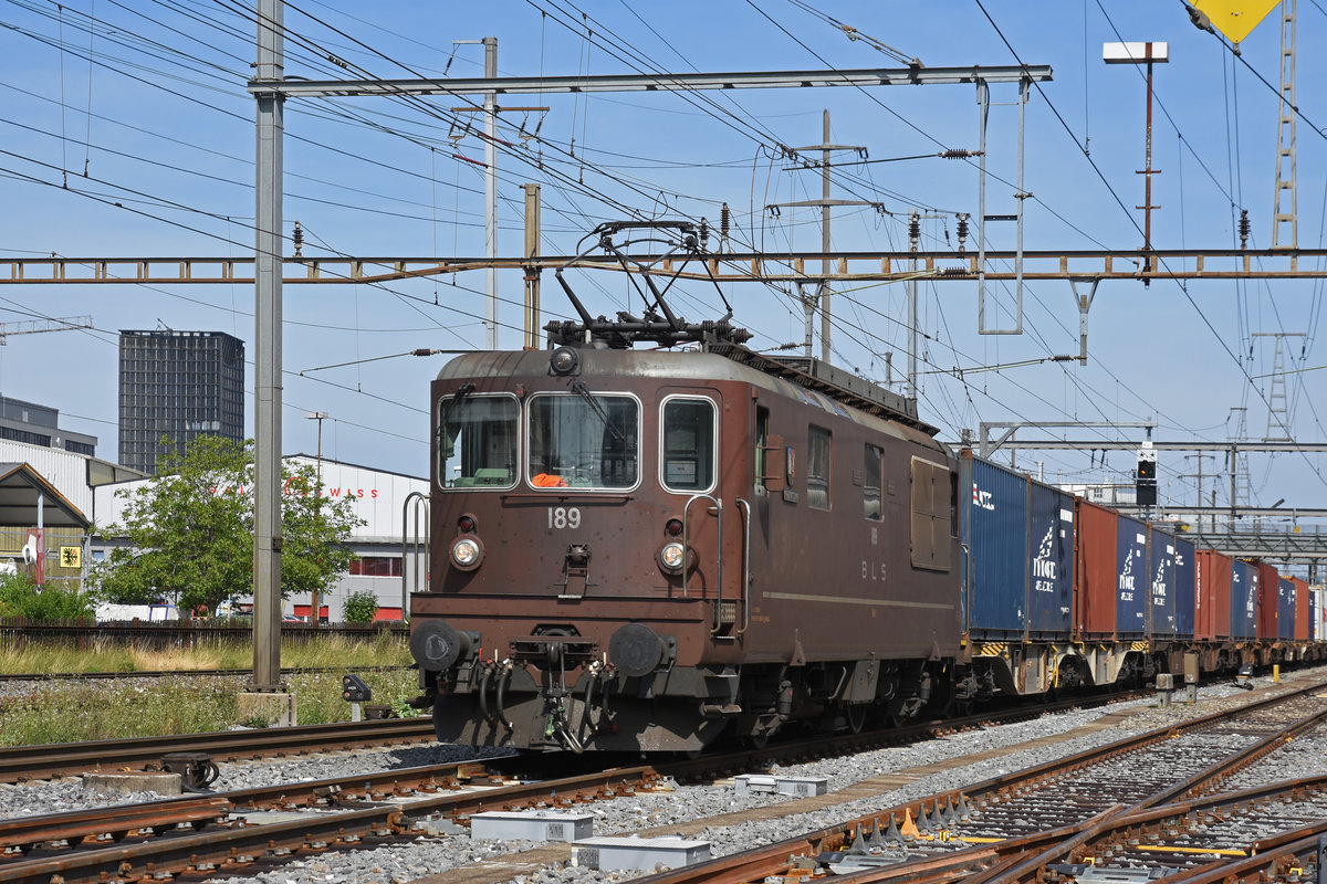Re 425 189 der BLS durchfährt den Bahnhof Pratteln. Die Aufnahme stammt vom 26.07.2019.