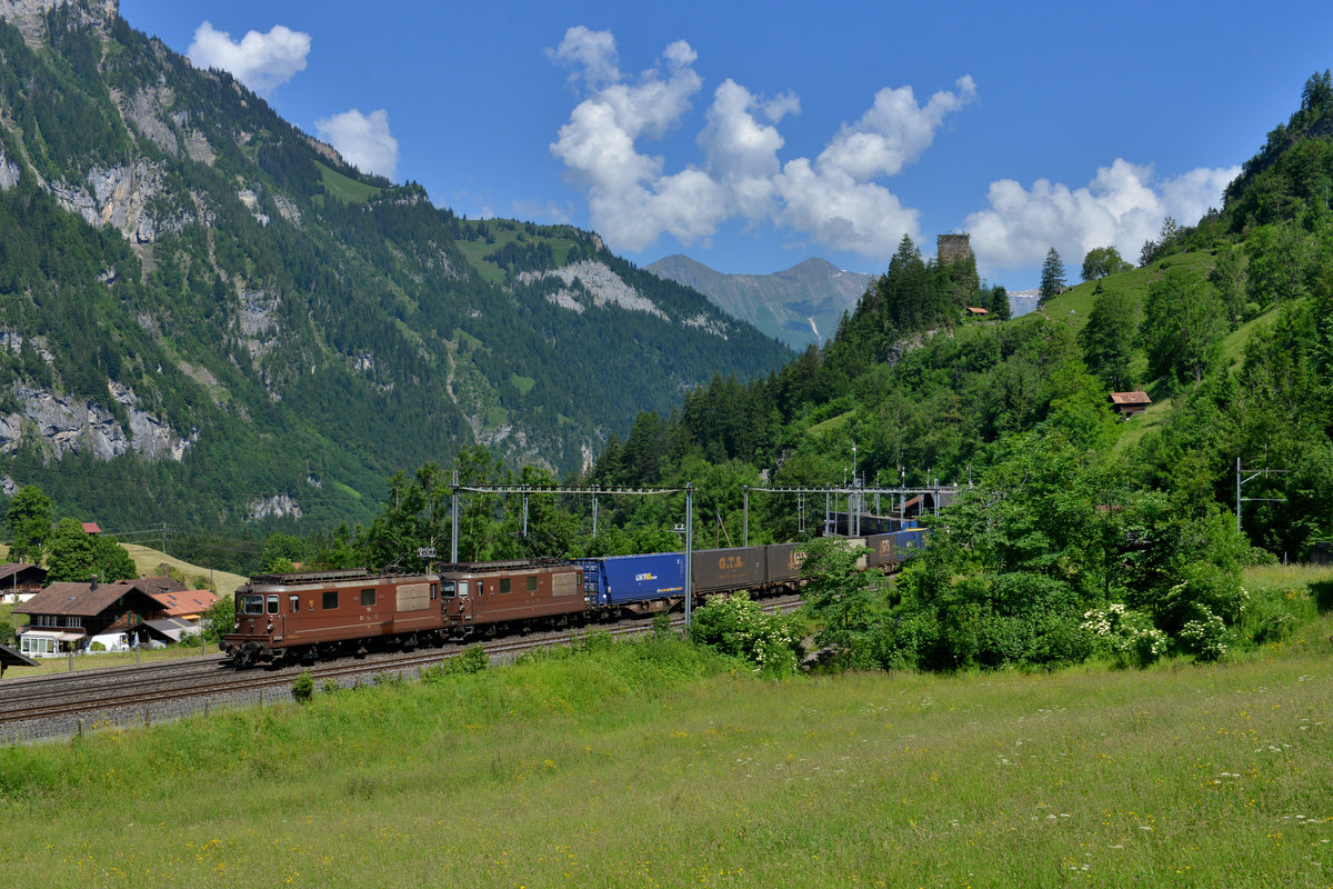Re 425 190 + Re 425 186 mit einem KLV am 24.06.2016 bei Blausee. 