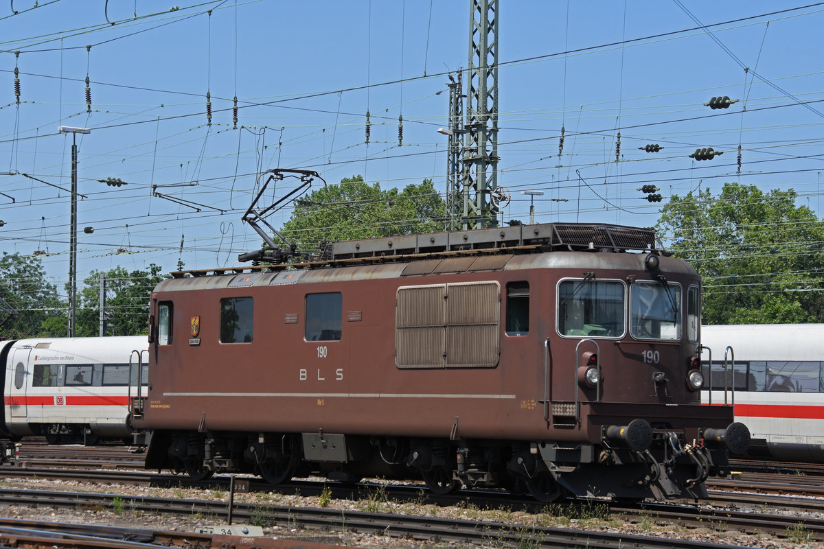 Re 425 190 der BLS, durchfährt den badischen Bahnhof. Die Aufnahme stammt vom 04.07.2019.