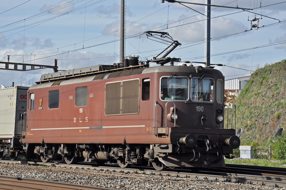 Re 425 190 der BLS durchfährt den Bahnhof Pratteln. Die Aufnahme stammt vom 25.10.2019.